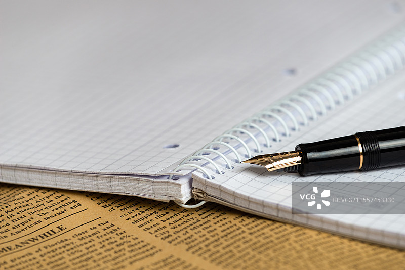 桌子上的钢笔和摊开的笔记本创意特写图片素材