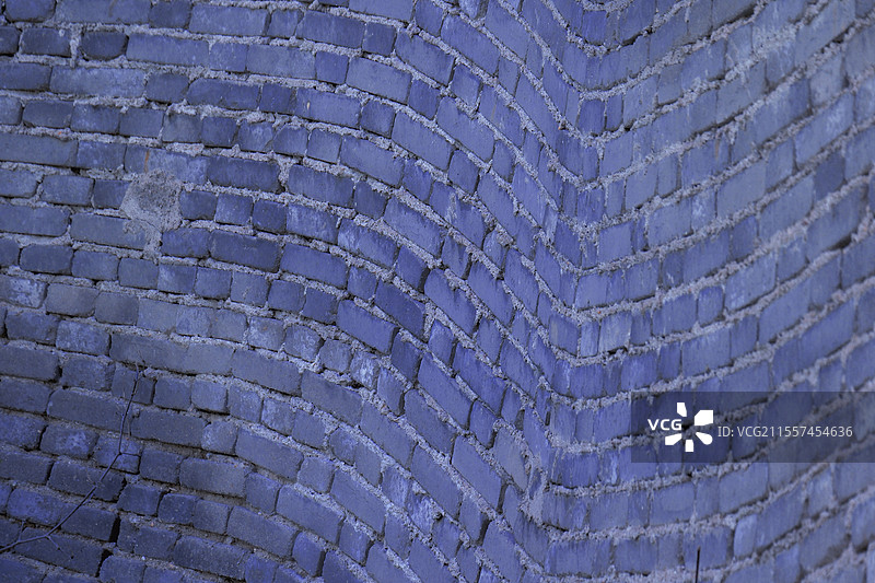 路边弯曲的灰砖墙。背景墙。背景图图片素材