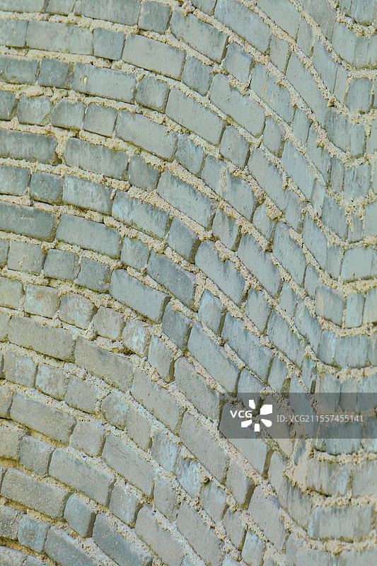 路边弯曲的灰砖墙。背景墙。背景图图片素材