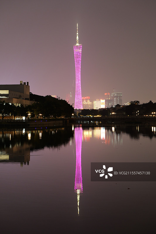 粉色广州塔倒映图片素材
