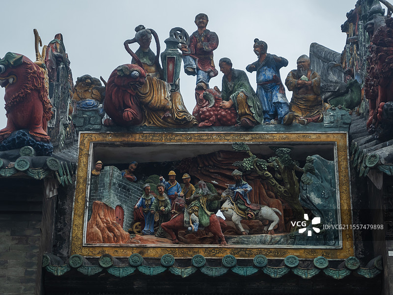 中国广东广州陈家祠-展出的各种手工艺品，建筑石雕，灰塑，陶塑，浅浮雕，木雕，广彩瓷等历史文化展品。图片素材