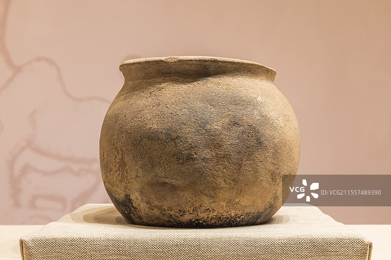 西宁市博物馆圜底夹砂陶釜青铜时代卡约文化公元前1600-前600年西宁城北区二十里铺花园台村采集图片素材