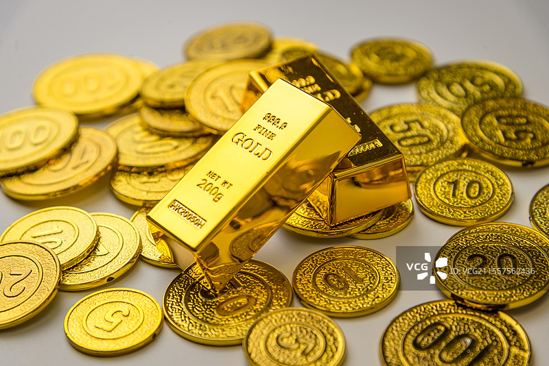 金条放在堆叠的钱币上图片素材