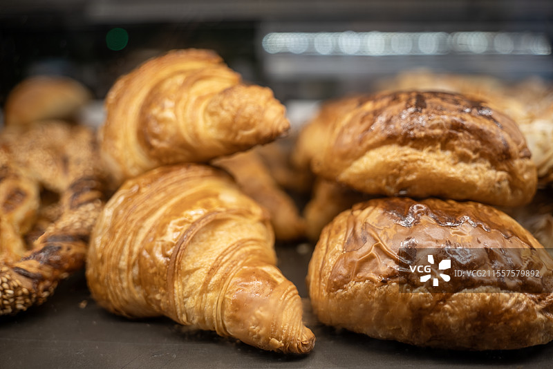 桌子上面包的特写镜头图片素材