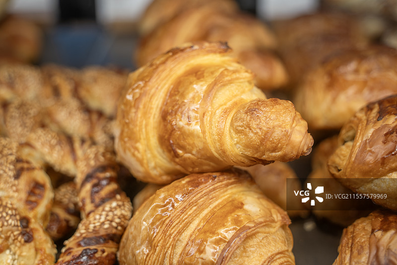 桌子上牛角面包的特写镜头图片素材