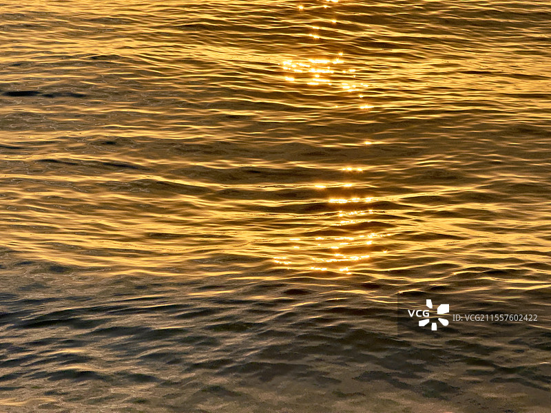 流金岁月——落日下的金光海面图片素材