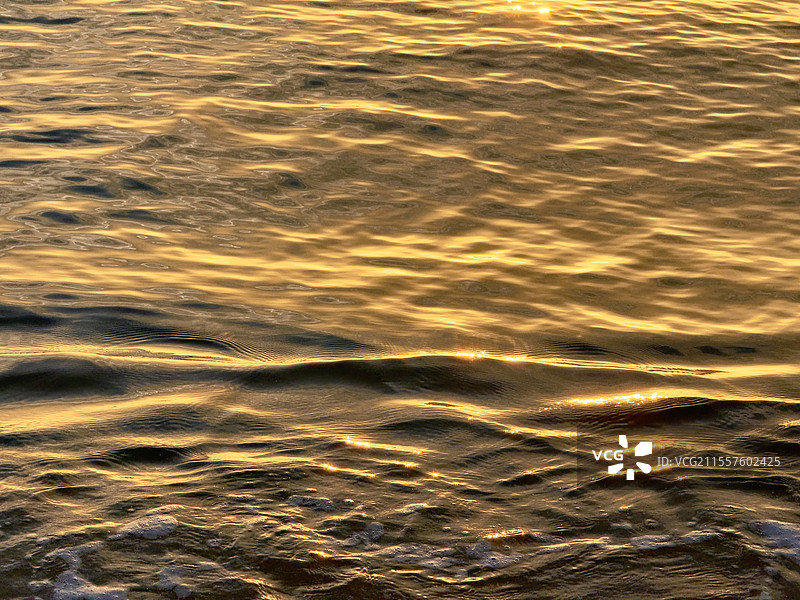 流金岁月——落日下的金光海面图片素材