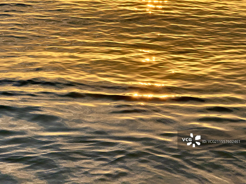 流金岁月——落日下的金光海面图片素材