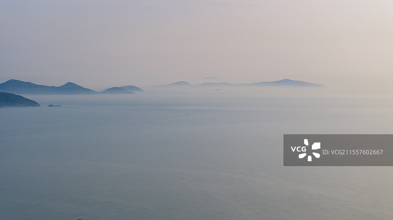 无人机视角，遥望海上马祖岛图片素材