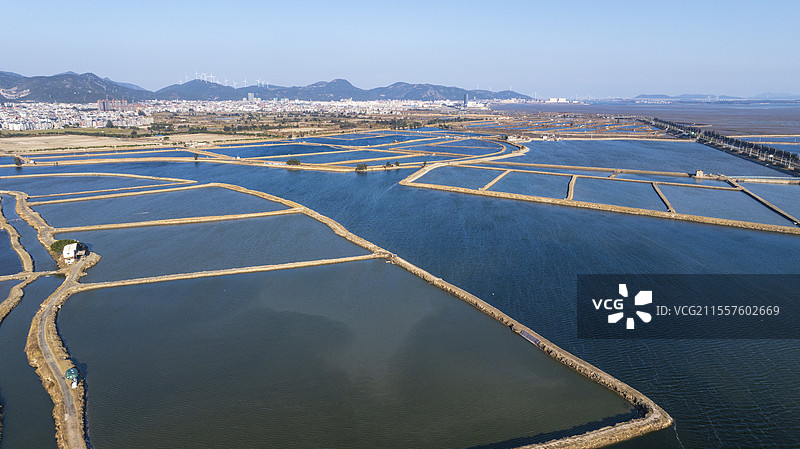 无人机视角，海边的渔业养殖池塘图片素材
