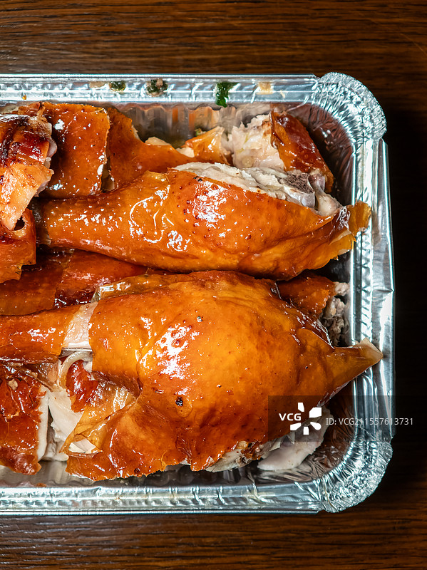 装在外卖锡纸盒里的美味多汁烧鸡图片素材