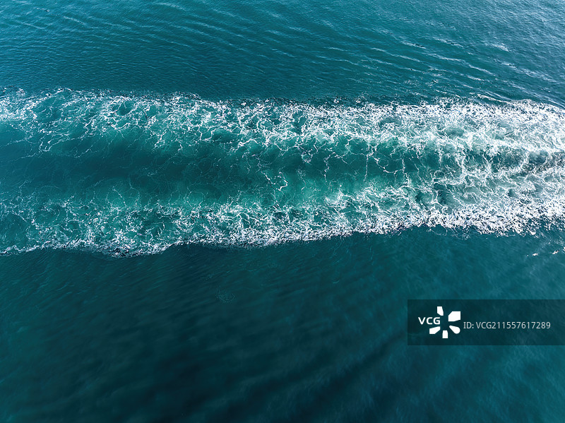 船舶航行浪花图片素材