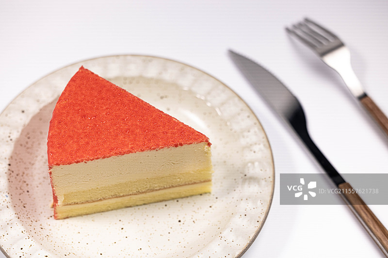 餐盘之上：红顶蛋糕的精致甜点时光图片素材