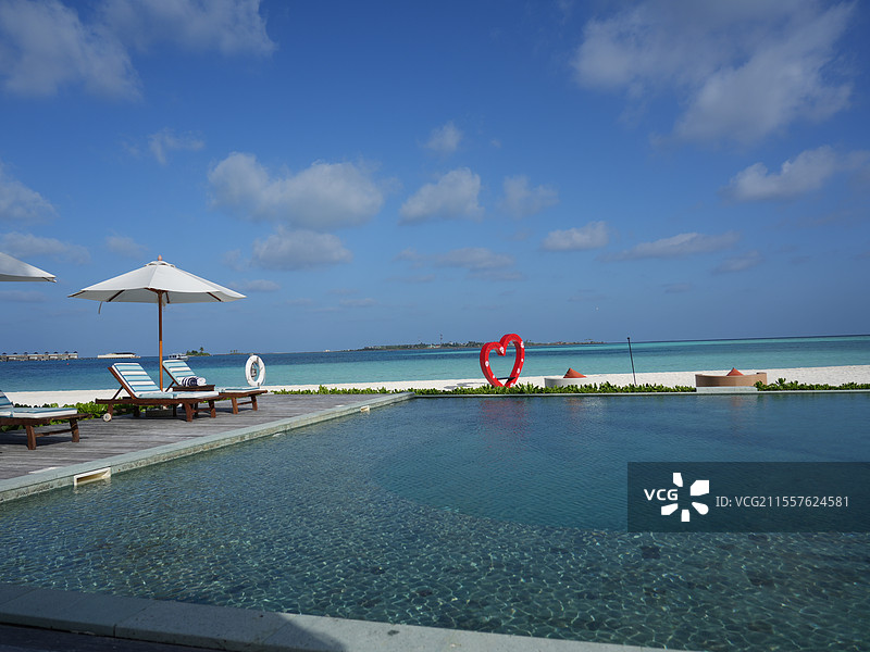 马尔代夫海滩上的遮阳伞、泳池图片素材