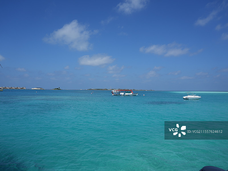 清澈蔚蓝的大海，美丽的水上风景图片素材