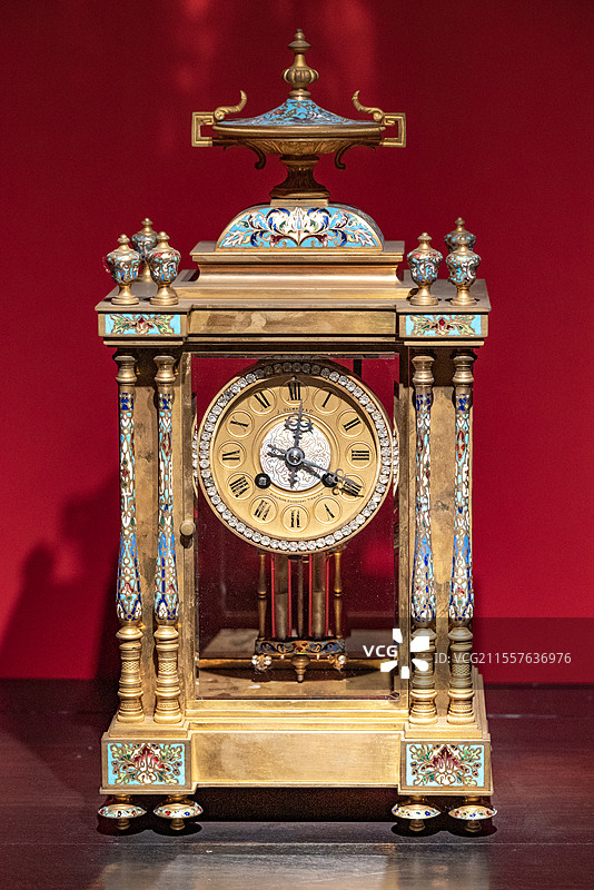 铜镀金珐琅四明钟 法国产 故宫珍宝馆 故宫文物 故宫博物院文物 铜镀金錾胎珐琅亭式钟图片素材