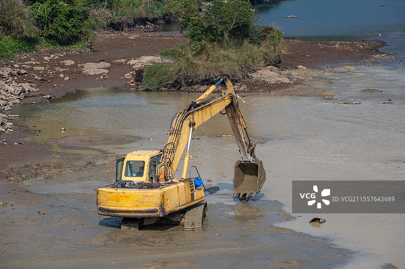 河道中清队淤泥的挖土机图片素材