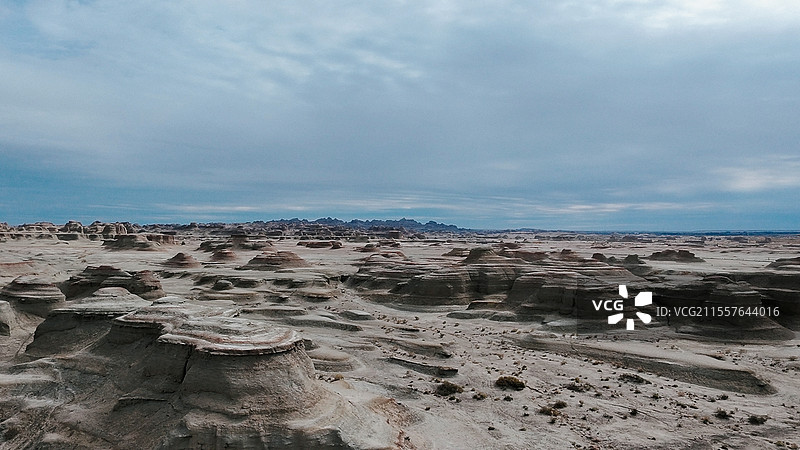 新疆魔鬼城的雅丹地貌，大自然鬼斧神工，自然形成的岩石景观图片素材