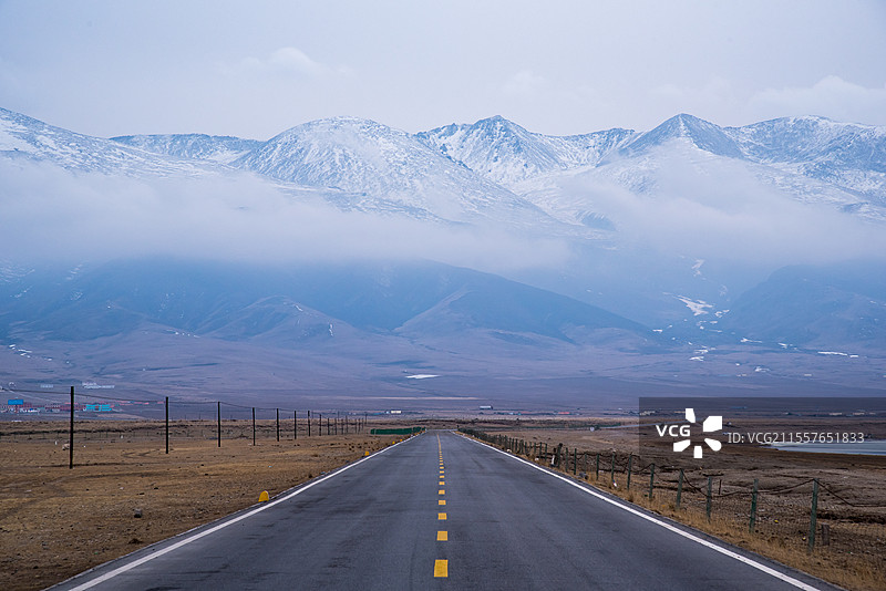 青海湖边，通向祁连山的道路图片素材