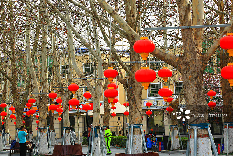 夭桃秾李斗新妆，烟柳垂丝拂画廊琼蕊凝脂满园春，娇莺啭脆和笙簧粼粼碧水涵云影，澹澹清风送野芳图片素材