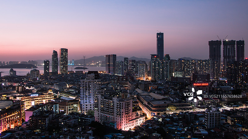城市风光夜景天际线，厦门城市风光夜景高角度拍摄，Xiamen China图片素材