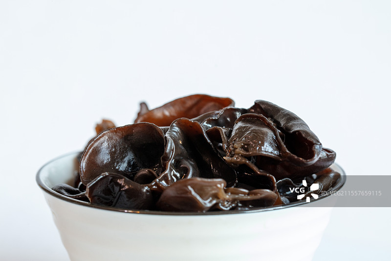 白色背景中碗中泡发好的野生木耳图片素材