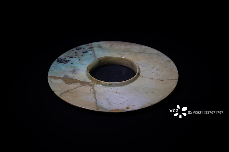 三星堆博物馆藏商代后期玉有领壁图片素材