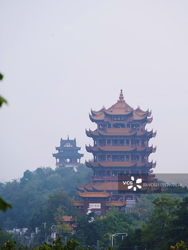 武汉长江大桥上看黄鹤楼图片素材