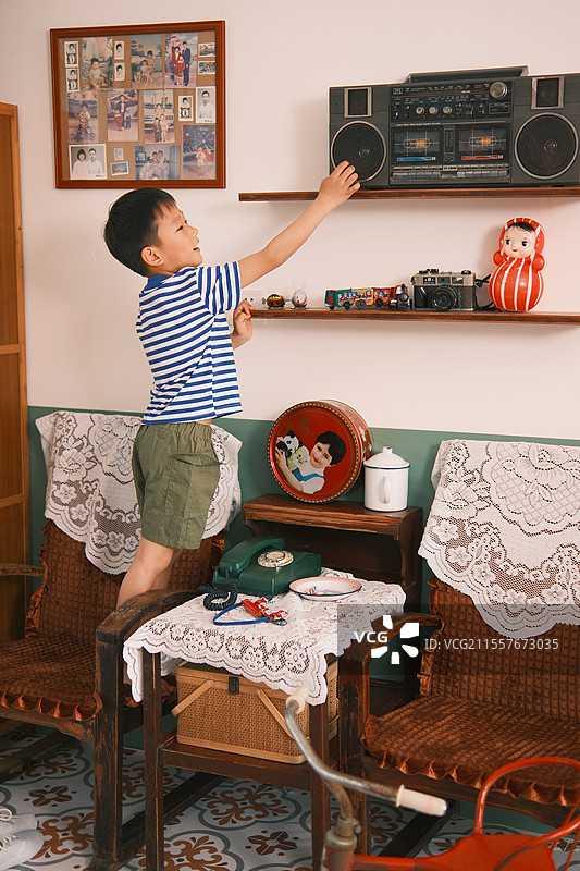 男孩在家玩玩具的侧视图图片素材