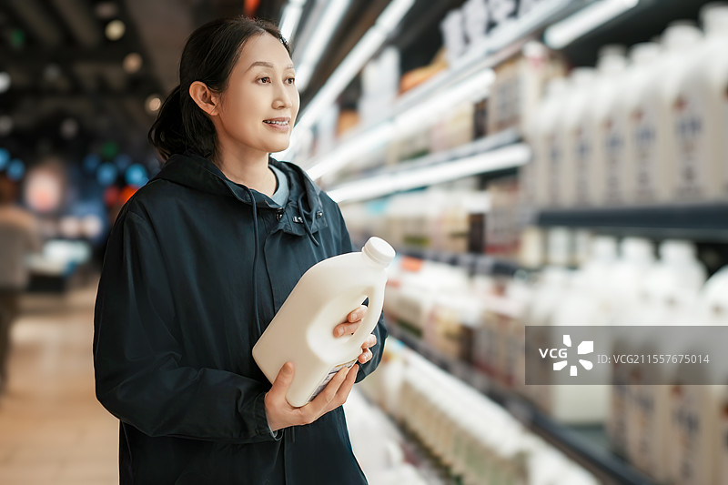 购物者在现代超市享受杂货购物图片素材