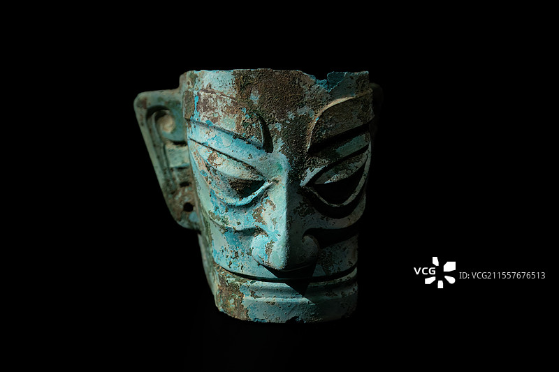 三星堆博物馆藏商代后期青铜面具图片素材