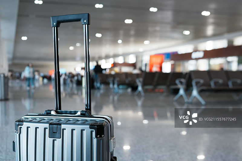 现代旅行体验：机场时尚的行李箱图片素材