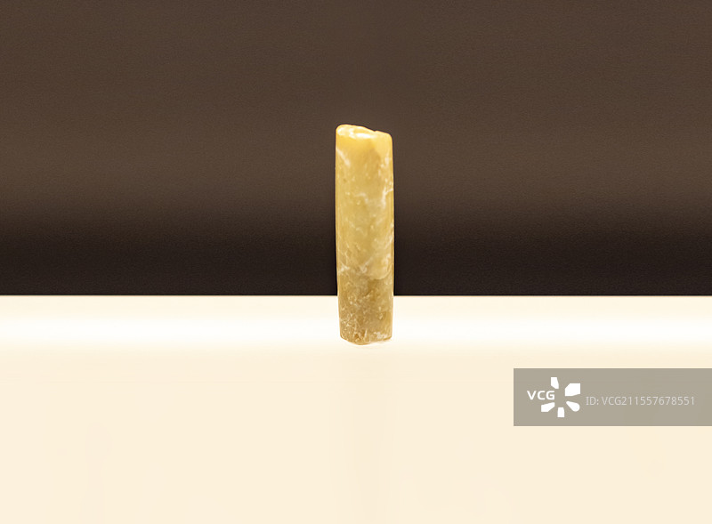 玉管 浅沁 新石器时代晚期 浙江余杭庙前遗址31号墓 良渚博物院图片素材