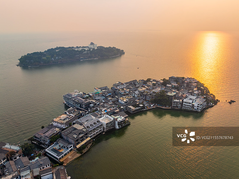 中国云南大理双廊古镇玉几岛航拍日落风光图片素材