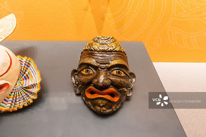 青海省博物馆褐色护法神面具清代图片素材