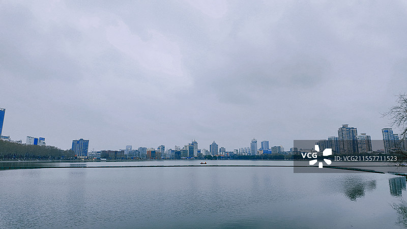 阴天的甘棠湖图片素材