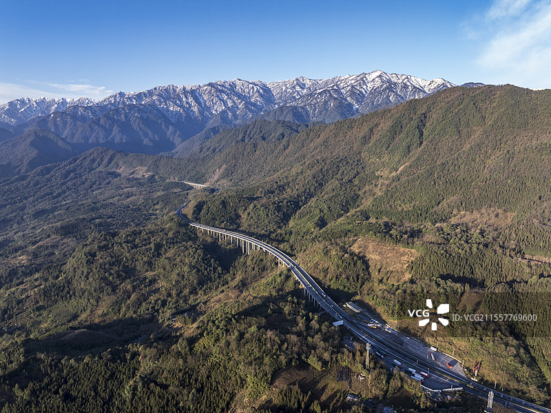 京昆高速雅西高速公路穿越龙苍沟大相岭山区图片素材