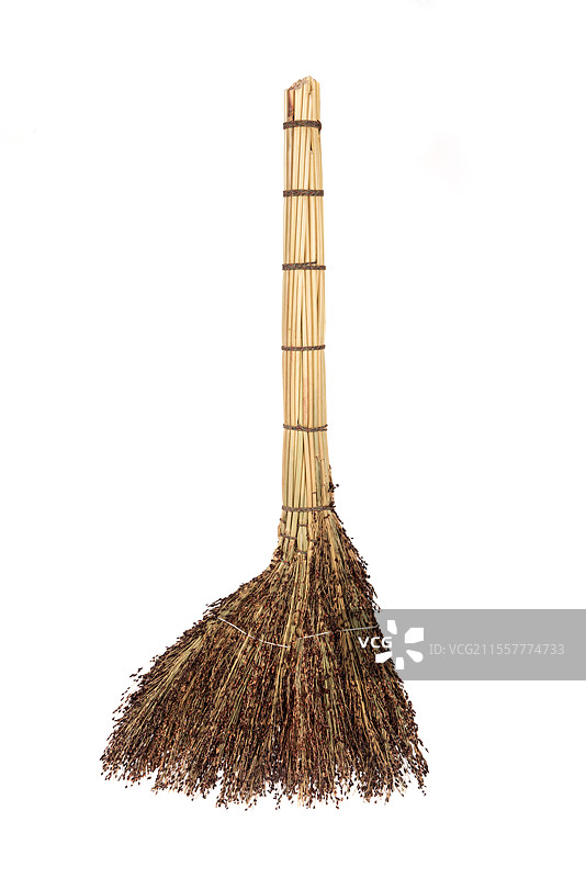 白色背景上的一把传统扫帚图片素材