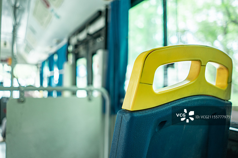 中国公交车公共设施拍摄主题，公交车里的乘客旅客和车座车内空间室内图像摄影图片素材