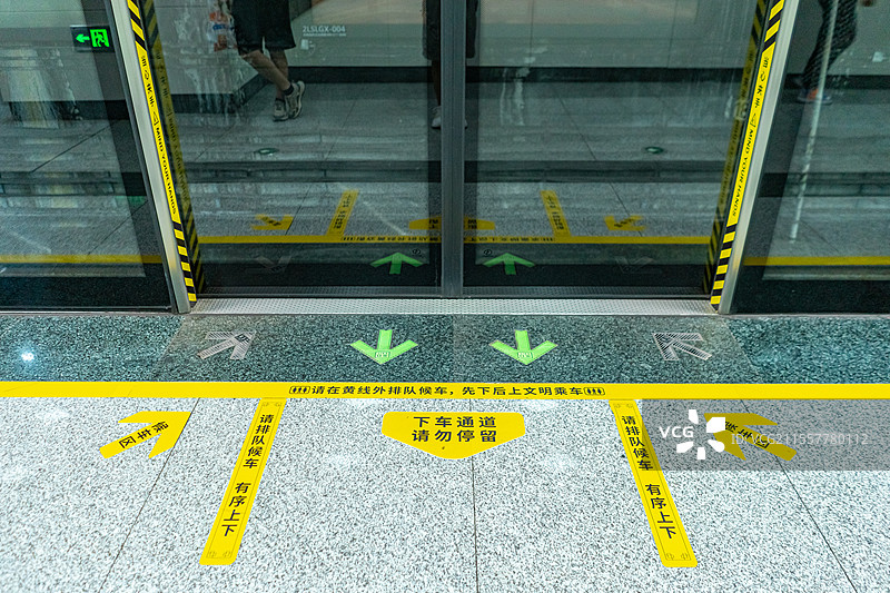 中国交通方式拍摄主题，地铁站里舱门排队候车下车通道请勿停留下面标志箭头地面贴纸，室内无人图像摄影图片素材