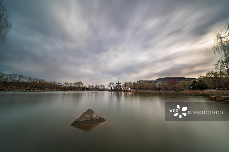 流云下的北化柳湖静心亭图片素材