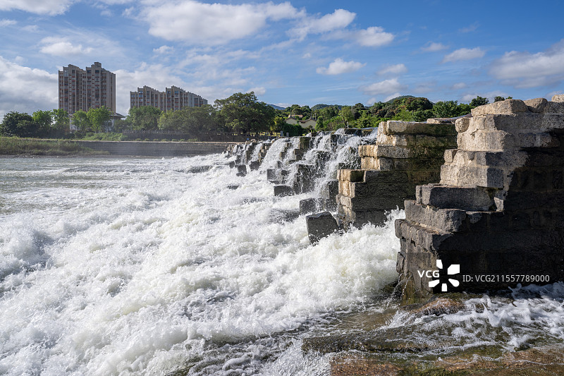 蓝天白云下，莆田木兰陂的水在奔腾图片素材
