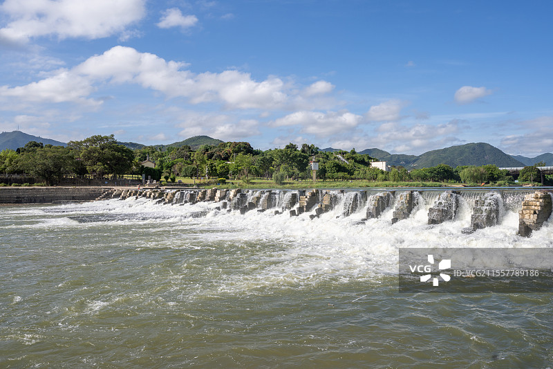 蓝天白云下，莆田木兰陂的水在奔腾图片素材