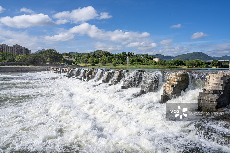 蓝天白云下，莆田木兰陂的水在奔腾图片素材