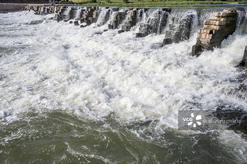 蓝天白云下，莆田木兰陂的水在奔腾图片素材