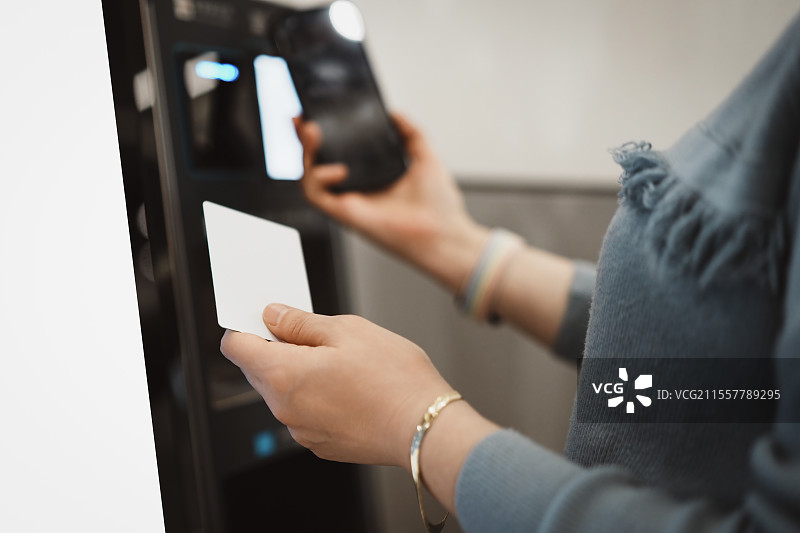 使用支付亭：现代技术和便利图片素材