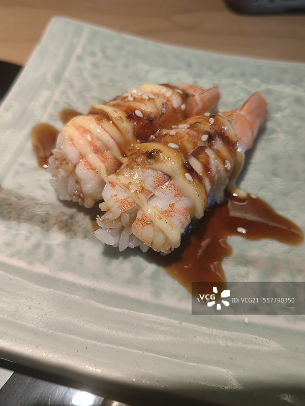 日本料理烤丘比酱大虾寿司图片素材