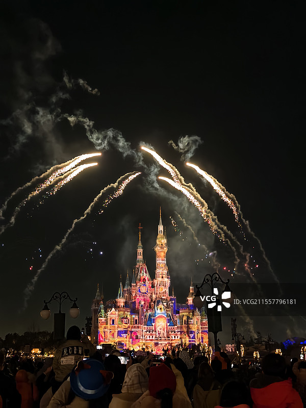 上海迪士尼城堡烟花秀图片素材
