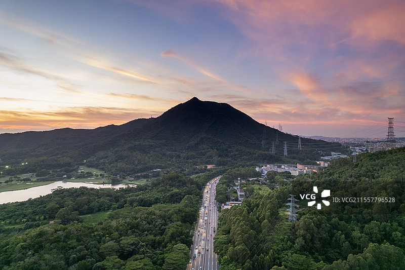 航拍晚霞时的东莞莲花山下的莞长路风光图片素材
