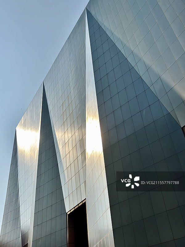 仰视视角下的现代建筑图片素材